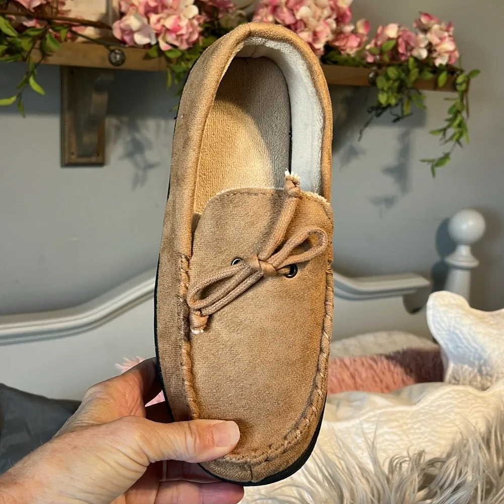 Isotoner Memory Foam Slippers Buckskin New